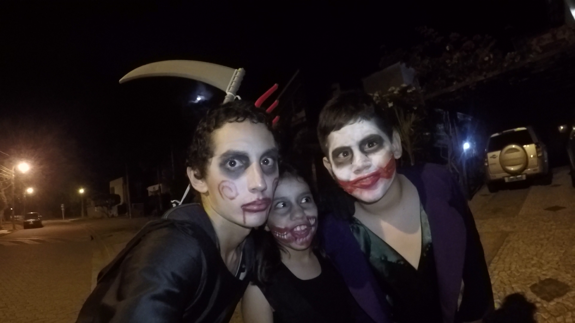http://videos.introcdc.com/Canal/Vlogs/Random/Halloween Patty/GOPR3105.00_10_34_42.Quadro004.png